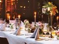 Schankhalle Pfefferberg – Festtafel bei Abenddämmerung mit Kerzenlicht