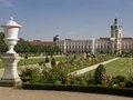 Sommerliche Spaziergänger im Park des Schloss Charlottenburg