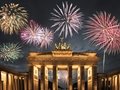 Celebrando el Año Nuevo en la Puerta de Brandenburgo en Berlín