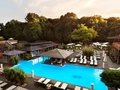 Wellness in der Saunalandschaft mit Pool und Liegen im Vabali Spa 