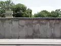 Berliner Mauer, nach 1989 mit DDR-Wachturm