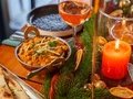 Amrit Restaurant – Curry-Gericht mit Weinglas und Kerzenlicht