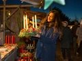 Frau bewundert Adventskranz