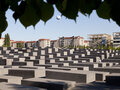 Holocaust-Mahnmal in Berlin vor blauem Himmel