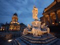 Konzerthaus und Deutscher Dom am Gendarmenmarkt in der Dämmerung