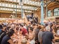 Viele Besucher in der Markthalle Neun am Streetfood Thursday