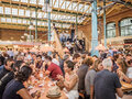 Many visitors in the Markthalle Neun at Streetfood Thursday