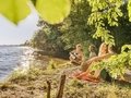 Sommerstimmung: Jugendliche am Strand am Müggelsee in Berlin