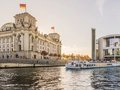 Sightseeing-Fahrt auf der Spree im Regierungsviertel Berlin-Mitte