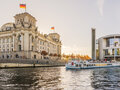 Giro turistico sul fiume Sprea nel quartiere governativo di Berlino-Mitte