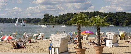 Strandkörbe am Strandbad Wannsee Palmen und Strandkörbe am Strandbad Wannsee Berlin