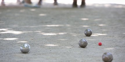 Boccia-Kugeln auf dem Boden