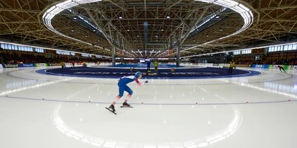 Eishalle mit Schlittschuhläufer im Sportforum Hohenschönhausen