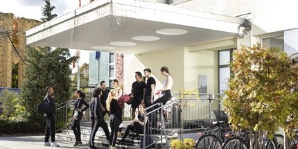 Junge Menschen vor dem Eingang des Citylight Hotels