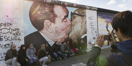 El beso fraternal socialista entre Honecker y Breznev  