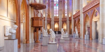 Mostra di sculture nella chiesa di Friedrichswerder a Berlino