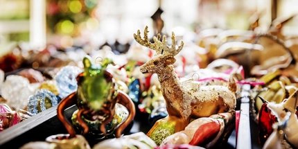 Glitzernes Rentier und andere Tiere zum Aufhängen für den Weihnachtsbaum bei Kühn Keramik 