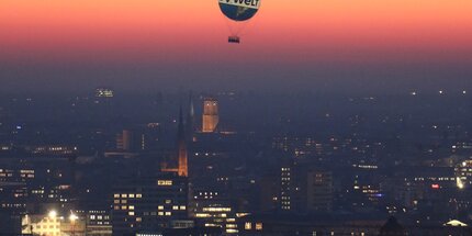 Berliner Attraktion Weltballon mit Sonnenuntergang