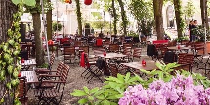 Sommerlicher Biergarten auf dem Pfefferberg mit Lampions