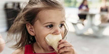 Kind genießt ein Eis