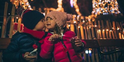 Kinder auf Weihnachtsmarkt