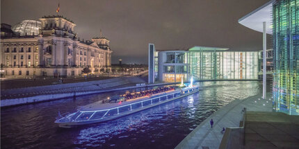 Abendliche Brückenfahrt in Berlin mit Stern und Kreis Schifffahrten