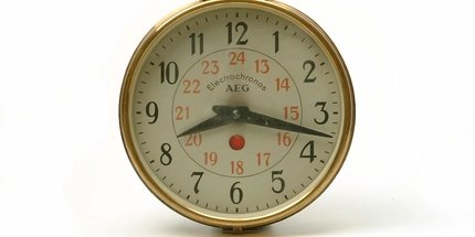 Wanduhr AEG im Museum der Dinge Berlin