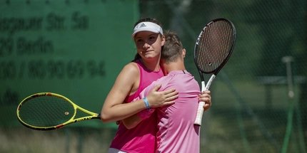 Umarmung auf Tennisplatz