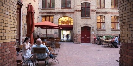 Straßencafe in einem Hinterhof in der Sophienstraße Berlin