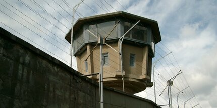Wachturm des ehemaligen Stasi-Gefängnisses, heute Gedenkstätte Berlin-Hohenschönhausen