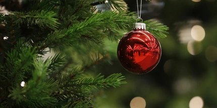 Weihnachtsbaum mit Kugel
