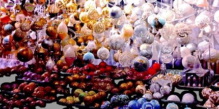 Weihnachtskugeln auf dem Weihnachtsmarkt