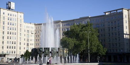 Direkt am schönen Strausberger Platz mit seinem Springbrunnen nach einem Entwurf von Fritz Kühn liegt die Galerie Wagner + Partner.
