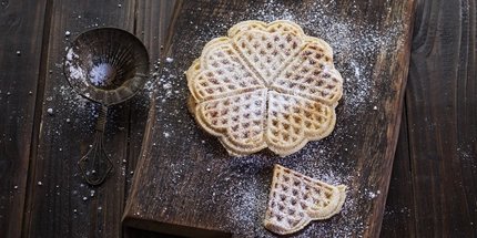 Waffeln mit Puderzucker auf einem Holzbrett