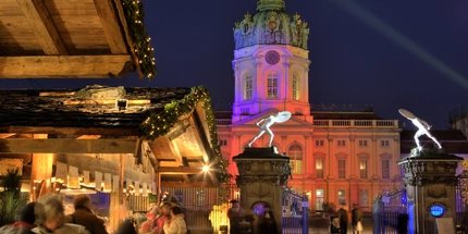 Weihnachtsmarkt vor dem Schloss Charlottenburg in Berlin