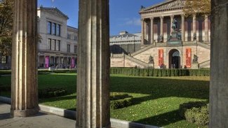Blick vom Kolonnadenhof auf die Alte Nationalgalerie
