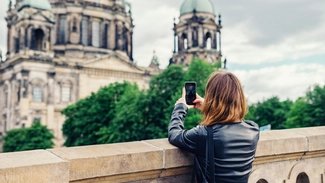 Frau fotografiert den Berliner Dom