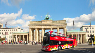 Stadtrundfahrten- Bus von TOP Tour beim Brandenburger Tor