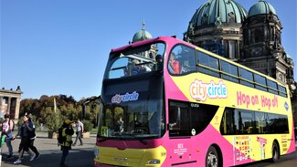 Autobus di "Berlin City Circle Sightseeing" davanti al Duomo di Berlino