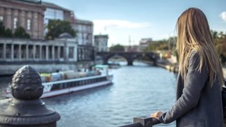Junge Frau blickt auf Spree und Museumsinsel