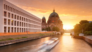 Vista sulla Sprea verso l'Humboldtforum e il Duomo di Berlino al tramonto.