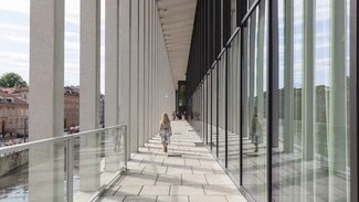 Kollonaden der James-Simon-Galerie auf der Museumsinsel Berlin 