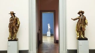 Bode Museum Eingangsbereich mit zwei Figuren