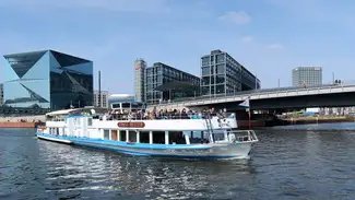 Die MS Ernjst Reuter der Reederei Stern und Kreis vor dem Hauptbahnhof
