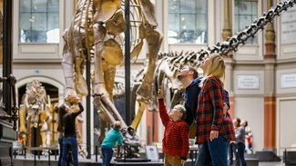 Familie im Museum für Naturkunde Berlin