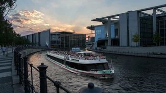 Schiffstour durch das Reichtagsviertel Schiff der Reederei Winkler im Reichtagsviertel