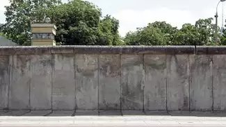 Mur de Berlin, après 1989 avec la tour de garde de la RDA