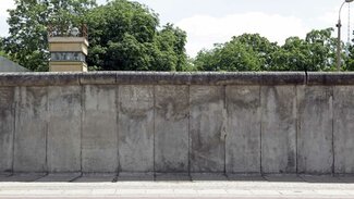 Mur de Berlin, après 1989 avec la tour de garde de la RDA