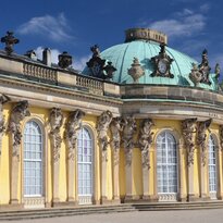 El Palacio Sanssouci en Potsdam, cerca de Berlín, a la luz del sol