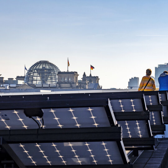 Vista dal tetto solare del Futurium all'edificio del Bundestag a Beriln